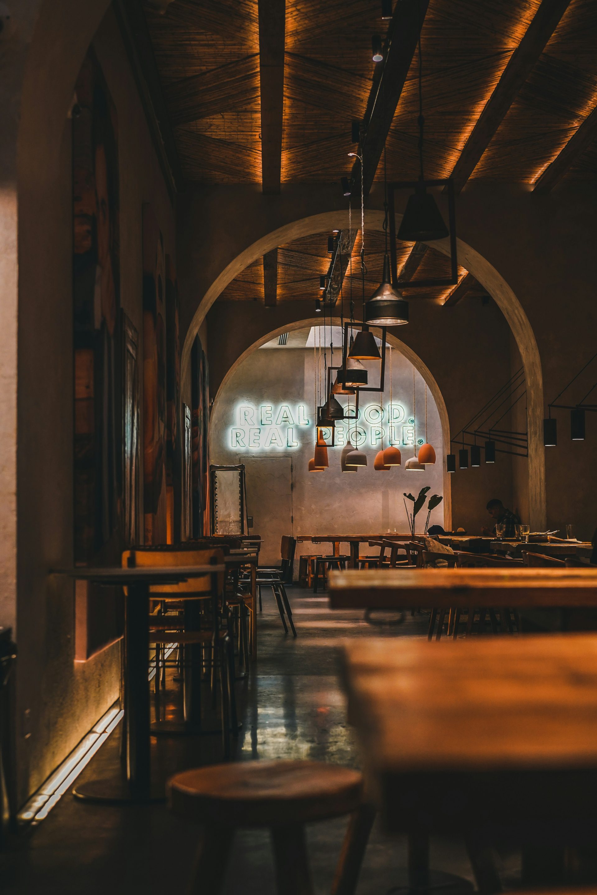 una sala grande con mesas y sillas